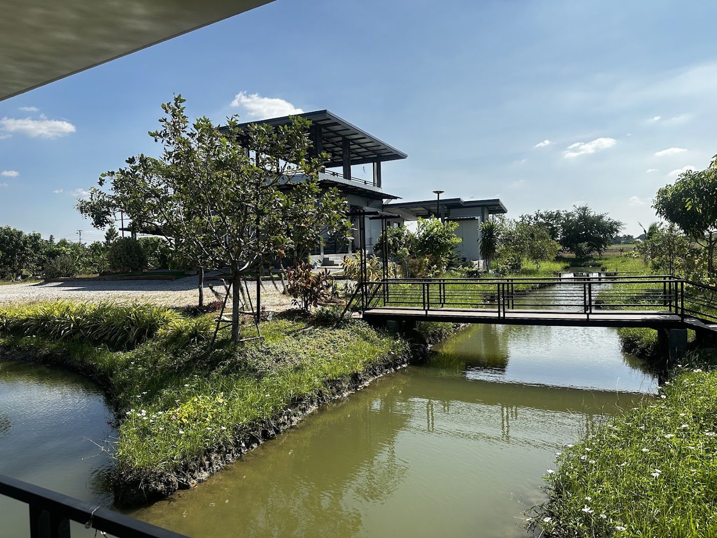 สะพานข้ามคลองและอาคารร้านตอนกลางวัน
